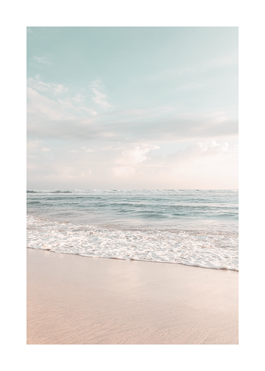  – Valokuva vaaleansinisestä merestä ja rannasta etualalla ja vaaleansininen taivas taustanaan