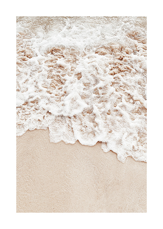  – Valokuva merivaahdosta beigellä hiekalla