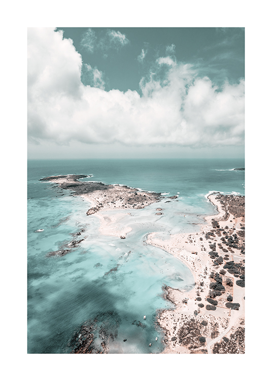  – Valokuva merestä, pienistä saarista ja rannasta ylhäältä kuvattuna