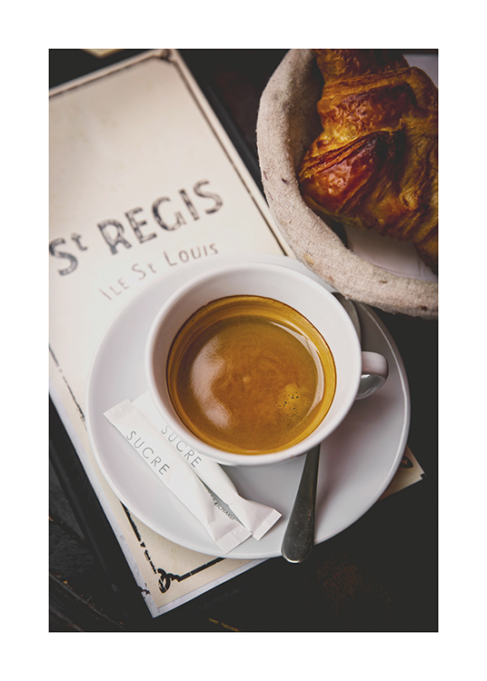  – Valokuva croissantista ja kahvista pariisilaisessa kahvilassa