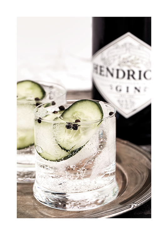  – Valokuva gin & tonic-juomasta ja kurkuista lasissa