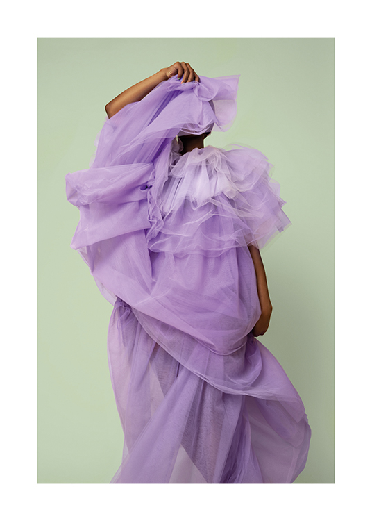 – Musiikin mukana liikkuva nainen violetissa laskeutuvassa mekossa