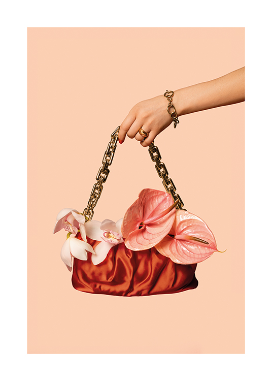  – Nainen käsissään kukilla koristeltu käsilaukku