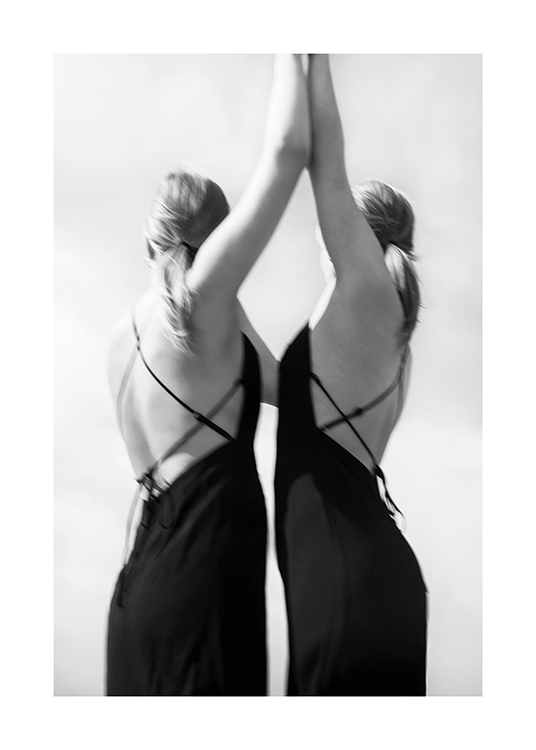  – Mustavalkoinen valokuva kahdesta naisesta kädet kohotettuina