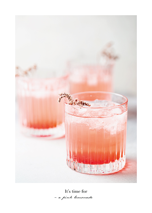  – Valokuva vaaleanpunaista limonadia sisältävistä juomalaseista mustalla tekstillä alareunassa