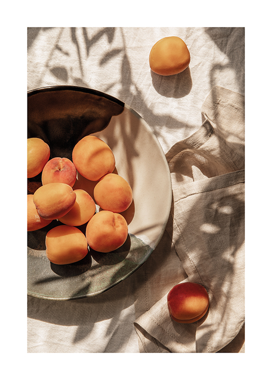  – Lautanen tuoreita aprikooseja ruokapöydällä