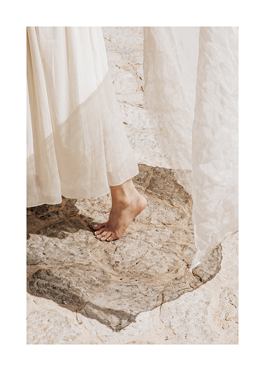  – Kuva tytöstä, joka kävelee paljain jaloin valkoisessa kesämekossa