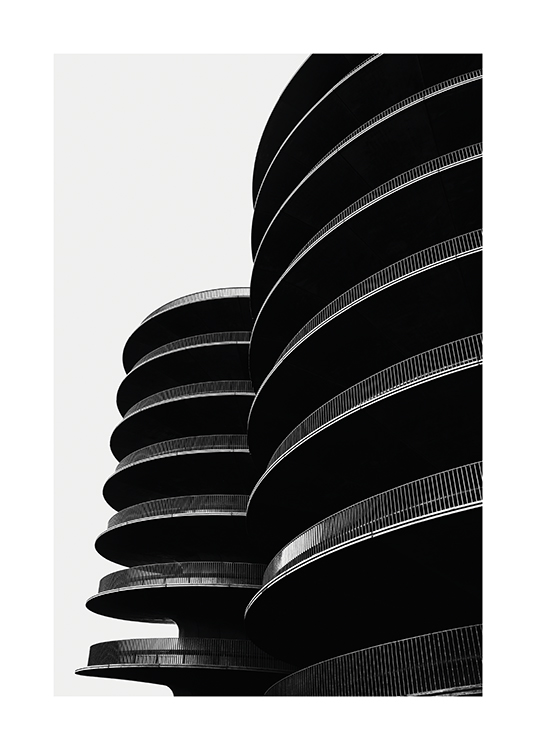  – Mustavalkoinen valokuva korkeista rakennuksista ja niitä kiertävistä kaarevista parvekkeista