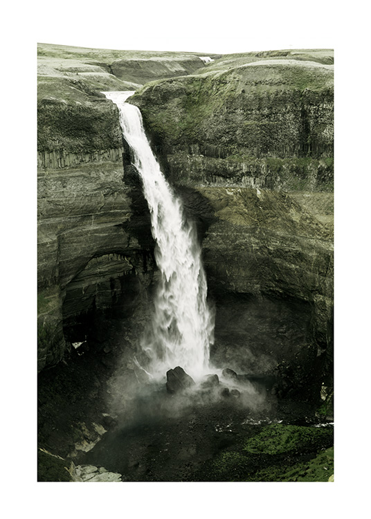  – Valokuva vihreästä kalliomaisemasta ja vesiputouksesta sen keskellä