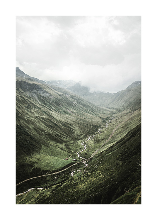  – Valokuva vihreyden peittämästä vuoristomaisemasta ja joesta sen keskellä