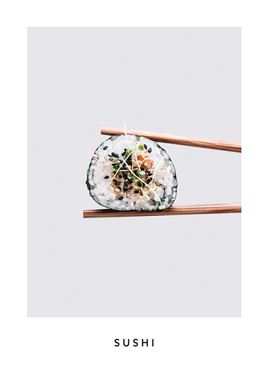  – Valokuva maki sushi -palasta pitelevistä syömäpuikoista harmaalla taustalla