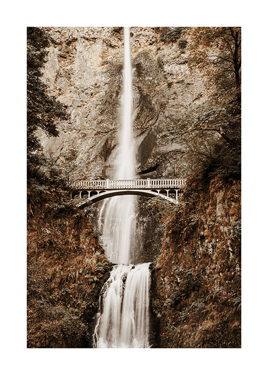  – Valokuva vesiputouksesta vuorilla ja sillasta sen keskellä