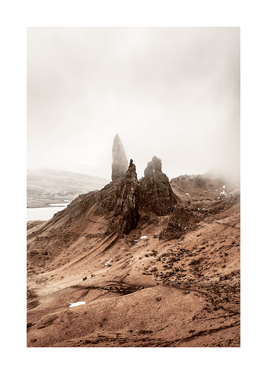  – Valokuva sumuisesta maisemasta ja korkeista kallioista sen keskellä