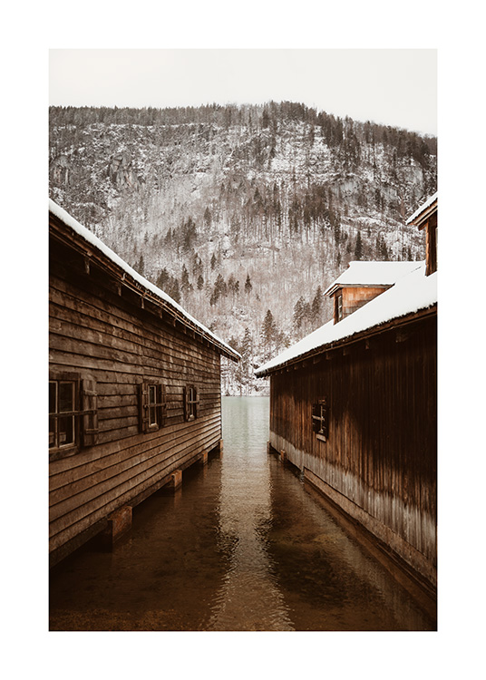  – Valokuva kahdesta asuntoveneestä vuorten ja lumisen metsän edustalla