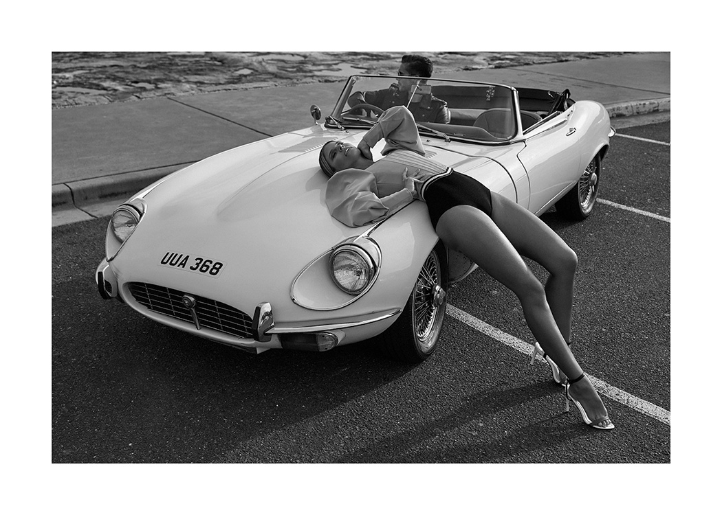 – Yksivärinen valokuva pariskunnasta, joka nauttii autoilusta kuumana kesänä