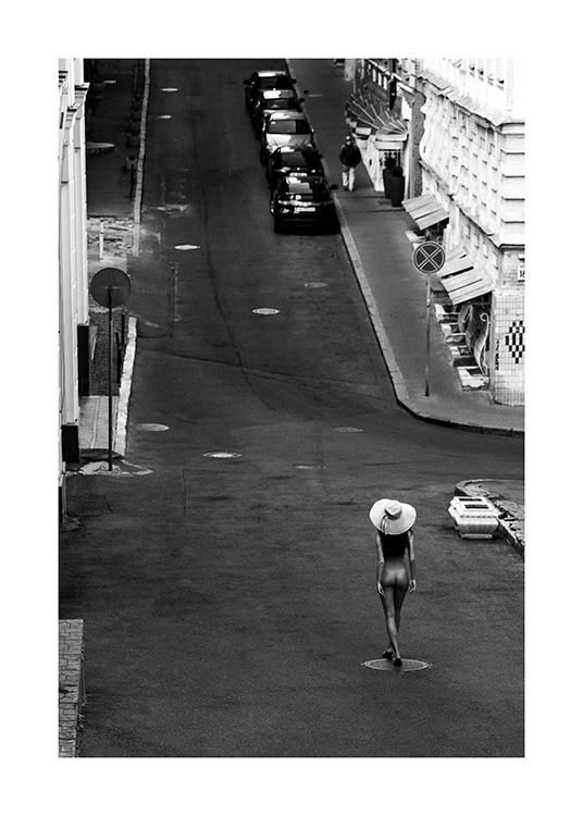 – Tyylikäs yksivärinen kaupunkijuliste alasti tyhjällä kadulla kävelevästä naisesta