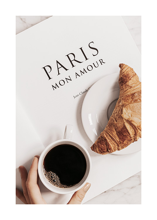 – Valokuva croissantista ja kahvista paperilla
