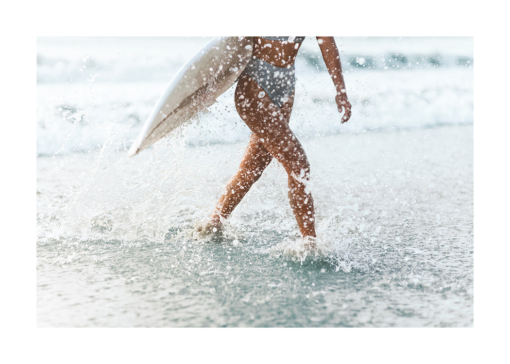 – Juliste surffaajatytöstä kävelemässä vedestä