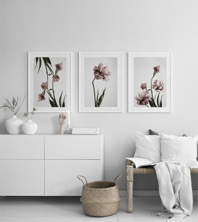  – Valokuva kimpusta vaaleanpunaisia tulppaaneja täydessä kukassaan harmaalla taustalla