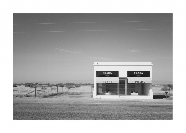  - Mustavalkoinen valokuva Prada Marfa -myymäläinstallaatiosta aavikolla Texasissa Yhdysvalloissa