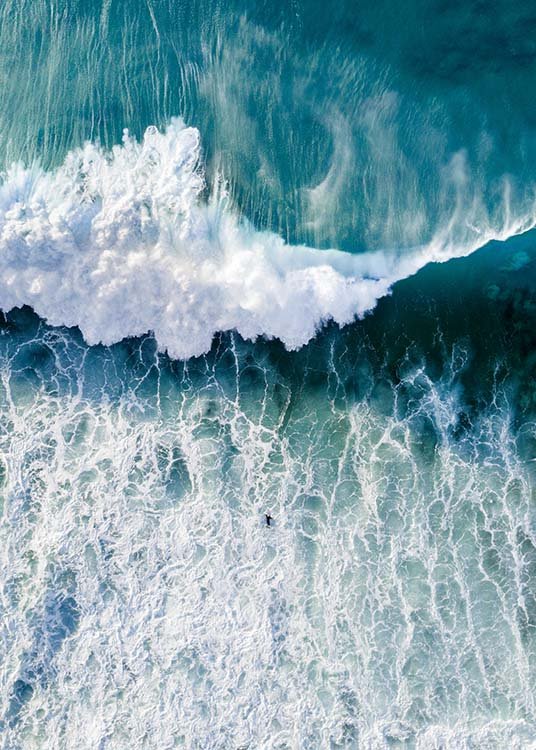  – Ilmavalokuva valtameren suuresta aallosta, joka lähestyy surffaajaa