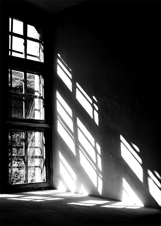  – Mustavalkoinen valokuva varjoisan seinän ikkunoista