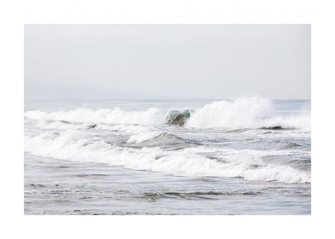  - Pastellisävyinen valokuva rantaan lyövistä aalloista