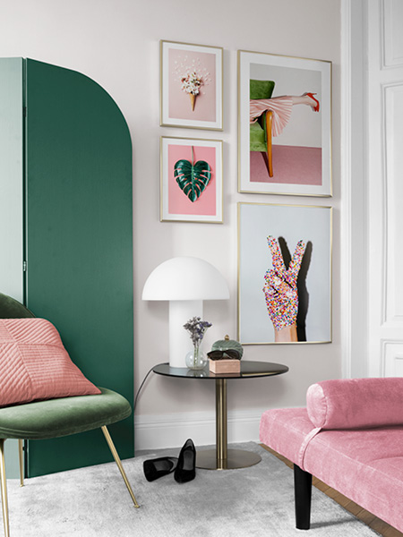 Neljä julistetta valokuvilla ripustettuna seinälle. Valokuvataide Deseniolta.